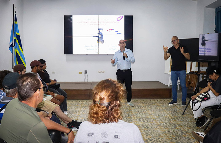 0330 otoz cultura entre manos sordos