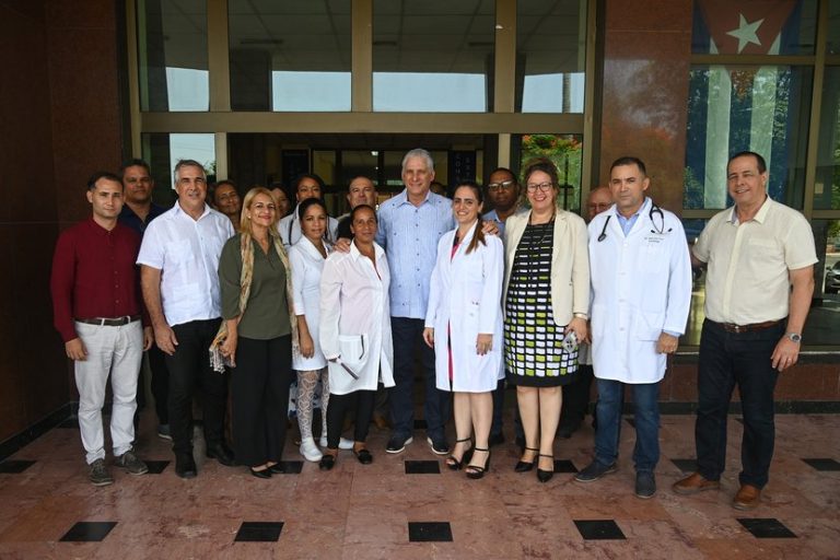 Diaz Canel junto a trabajadores de la salud 768x512