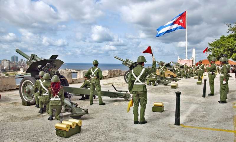 Ártillería desde la Fortaleza de San Carlos de La Cabaña Ártillería desde la Fortaleza de San Carlos de La Cabaña