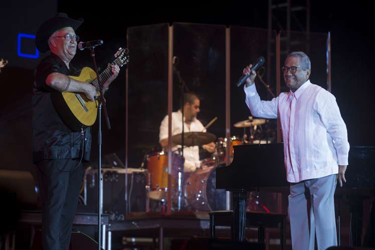 Cantautor mexicano Armando Manzanero junto al músico cubano Eliades Ochoa.