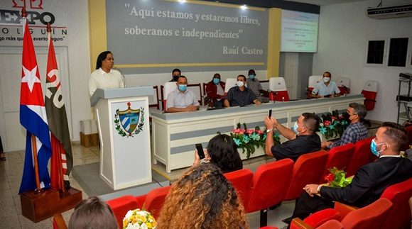 Inés María Chapman, viceprimera ministra, destacó en la ceremonia la activa participación de los científicos en el enfrentamiento a la COVID-19. Foto: ACN.