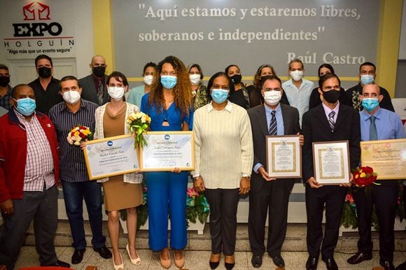 Investigadores de Holguín son reconocidos con los Premios Nacionales de la Academia de Ciencias de Cuba. Foto: ACN.
