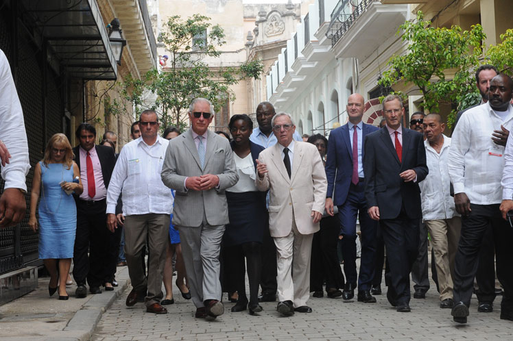 Sus altezas, acompañadas por el historiador de La Habana, Eusebio Leal.