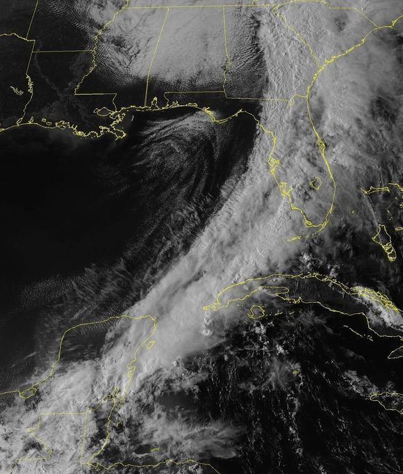 Banda de nublados con lluvias y tormentas eléctricas asociada al frente frío y la vaguada. Imagen satelital del 15 de abril, 5:37 p.m./GOES-16. Banda de nublados con lluvias y tormentas eléctricas asociada al frente frío y la vaguada. Imagen satelital del 15 de abril, 5:37 p.m./GOES-16.