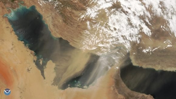 Nubes de polvo sobre el golfo Pérsico el 13 de mayo de 2018. Imagen: NESDIS/NOAA.
