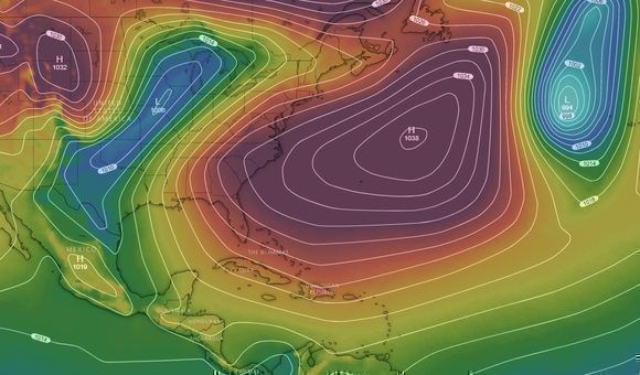 Mapa sinóptico de Windy: entre dos zonas de bajas presiones (en azul) existe un anticiclón (área más oscura), con centro en el Atlántico, que influye sobre el Caribe, el golfo de México, Estados Unidos y Canadá.
