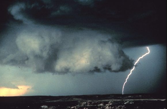 Tormenta eléctrica el 19 de junio de 1980 en Norman, Oklahoma, Estados Unidos. Crédito: NOAA Photo Library.