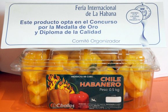 Ají picante Chile Habanero, producto que compite por el Diploma de la Calidad, de la Empresa Agroindustrial Ceballos, expuestos en la XXXVI Feria Internacional de La Habana, FIHAV 2018. Foto: Omara García/ACN: