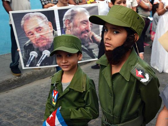 Niños cubanos vestidos como rebeldes 