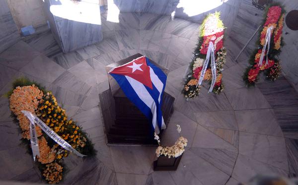 Ofrenda floral del Presidente Raúl Castro en tumba de José Martí