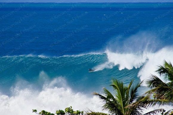 El mar de leva fue aprovechado por los surfistas en la Reserva Marina Tres Palmas, Puerto Rico, el 6 de marzo. Foto: Facebook.