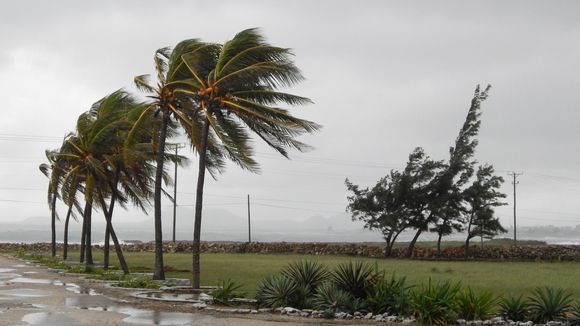 Fuertes vientos y olas de tres metros en localidad del oriente cubano