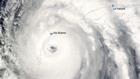 Imagen del satélite del 21 de octubre de 2005. El huracán Wilma, de categoría 4, a punto de tocar tierra en México. Crédito: NASA.