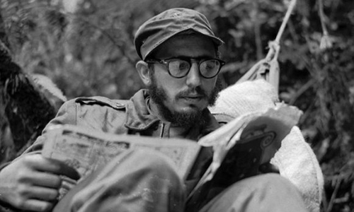 Fidel leyendo en la Sierra Maestra