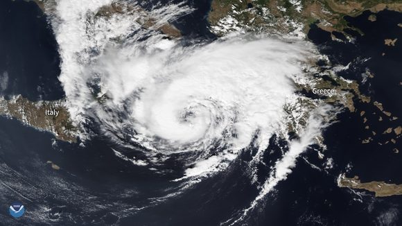 El medicane Ianos entre Italia y Grecia. Imagen captada por el instrumento VIIRS del satélite NOAA-20 el 17 de septiembre de 2020/NOAA Environmental Visualization Laboratory. El medicane Ianos entre Italia y Grecia. Imagen captada por el instrumento VIIRS del satélite NOAA-20 el 17 de septiembre de 2020/NOAA Environmental Visualization Laboratory.