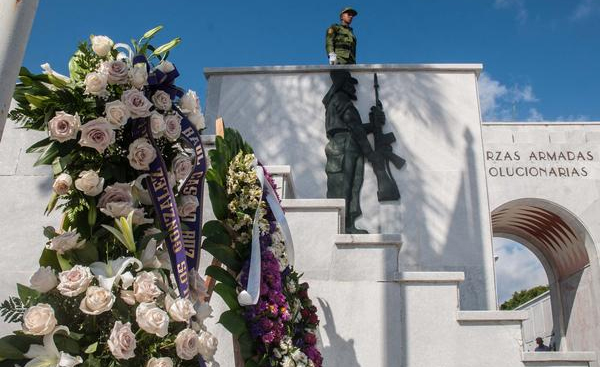 Ofrenda floral enviada por el General de Ejército Raúl Castro Ruz, Presidente de los Consejos de Estado y de Ministros, a las honras fúnebres del combatiente del Moncada Carlos González Seijas, en el Panteón de los Veteranos del Cementerio de Colón, en La Habana, Cuba, el 3 de marzo de 2017.