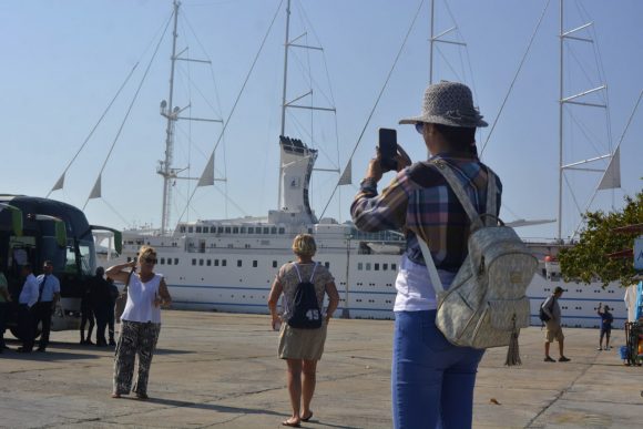 El Club Med 2, considerado uno de los cruceros de vela más grandes del mundo. Foto: ACN El Club Med 2, considerado uno de los cruceros de vela más grandes del mundo. Foto: ACN