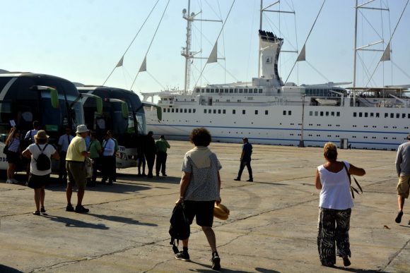 El Club Med 2, considerado uno de los cruceros de vela más grandes del mundo. Foto: ACN El Club Med 2, considerado uno de los cruceros de vela más grandes del mundo. Foto: ACN