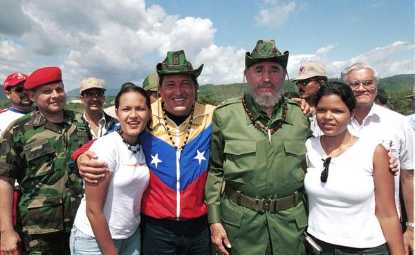 Fidel Castro y Hugo Chávez con sus hijas y otros compañeros
