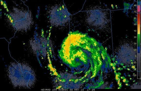 Curiosa imagen de radar que muestra a la depresión tropical Alberto sobre el estado norteamericano de Indiana el 30 de mayo. Curiosa imagen de radar que muestra a la depresión tropical Alberto sobre el estado norteamericano de Indiana el 30 de mayo.