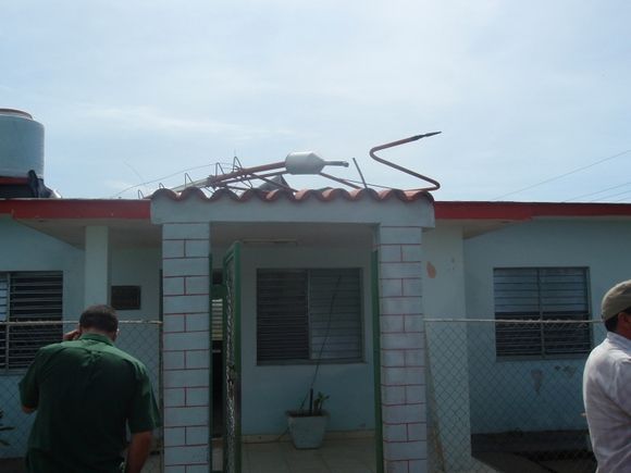 El mástil y el sensor de medición del anemómetro Dines tumbado en el techo de la estación meteorológica de Paso Real de San Diego, después de ser derribado por la racha máxima de 340 km/h. Foto: José Rubiera.
