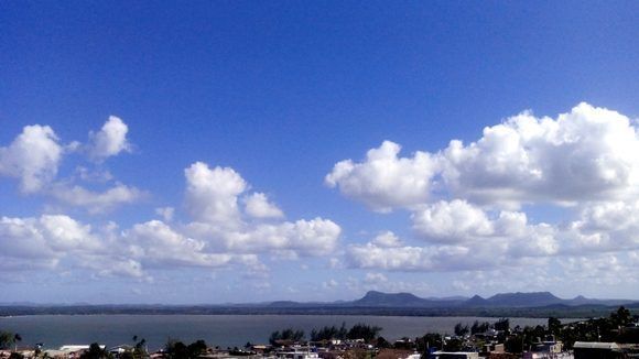Mientras dominan las altas presiones, el tiempo en Cuba se mantiene estable: cielos soleados con nubes que no alcanzan un desarrollo apreciable, escasas lluvias y calor. Foto: Danier Ernesto González, 18 de febrero, 3:00 p.m.