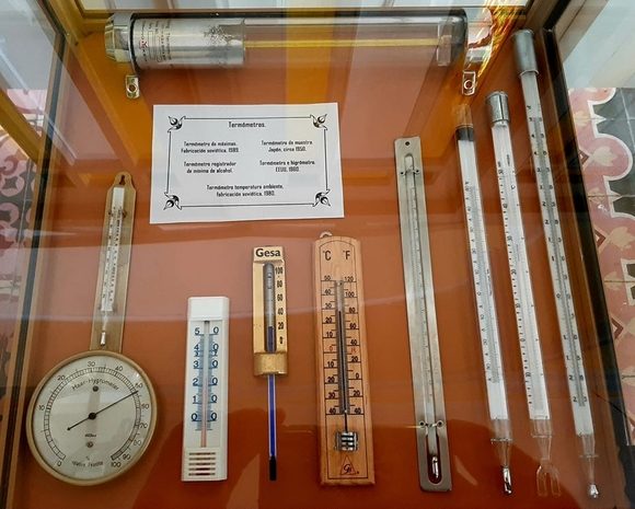 Instrumentos meteorológicos exhibidos este mes en Cárdenas.