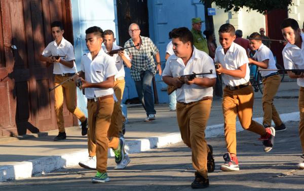 Toma simbólica de la ciudad protagonizada por niños y jóvenes sagüeros, en conmemoración por el aniversario 60 de la Huelga General del 9 de Abril en Sagua la Grande, provincia de Villa Clara