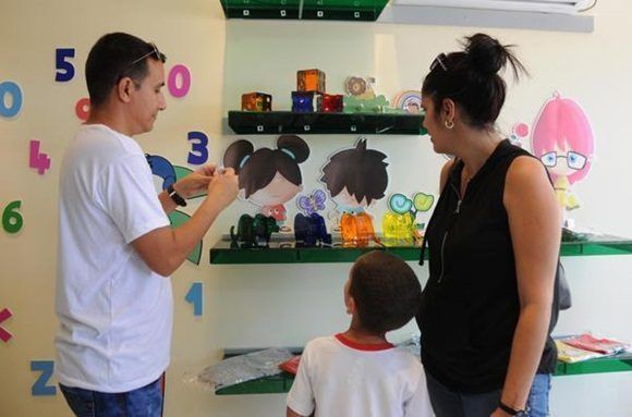 Productos que se comercializan en la tienda de juguetes didácticos Gabi & Sofi, en el parque Zoológico Nacional, producidos por la Cooperativa No Agropecuaria (CNA) Decorarte. Foto: Omara Gracía/ACN.