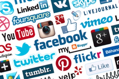 Cuba no está ajena al cambio mediático. Varias redes sociales se encuentran entre los sitios más visitados por los internautas. Mucho menos ha estado al margen de la desinformación a través de las TIC.  Si bien la existencia y consecuencias del cambio climático continúan siendo cuestionadas por algunos —por ejemplo, la actual administración de Estados Unidos—, al parecer no ocurre lo mismo con lo que bien podría llamarse el cambio mediático.   Este último es ya un hecho consumado, si se tiene en cuenta los resultados de una reciente investigación realizada por el Centro de Investigación Pew, en la cual se afirma que en la actualidad es más probable que los estadounidenses consuman las noticias de redes sociales que de los periódicos.  Según una encuesta publicada el lunes por dicha institución, el 20% de los estadounidenses mencionaron las redes sociales como fuente frecuente de noticias, comparado con 16% que dijo que eran los periódicos.  De acuerdo con la agencia AP, es la primera vez que Pew ha hallado que sitios como Facebook y Twitter superan a los periódicos, un resultado más que comprobado si se tiene en cuenta que Pew ha estado monitoreando el consumo de noticias desde 1991, cuando todavía un 56% de los estadounidenses mencionaba a los periódicos cuando les preguntaban dónde habían obtenido las noticias de ayer.  La encuesta también demostró que no solo los periódicos padecen la decadencia frente al empuje de las redes. En el caso de la televisión: 81% de las personas de 65 años o más con frecuencia consumen noticias de este medio, comparado con el 16% de las personas entre 18 y 29 años.   «Misinformation»  Pero si bien, como todo cambio, el uso de las redes sociales tiene sus ventajas, entre la que destaca la de la inmediatez —ya no hay que esperar horas por la tirada impresa de los periódicos para enterarse de algo, pues gracias a internet los hechos son transmitidos en vivo desde un móvil—, su otra cara de la moneda es la desinformación.  El intrusismo profesional, el «sabio» con muchos seguidores y los deseos irrefrenables de aceptación social (Facebook, luego existo) han convertido a las redes sociales en una suerte ágora virtual en donde se mezclan, además de las producidas por los diarios, todo tipo de información. El espectro es bien amplio y va desde lo más trascendente y serio a la broma relajada o al reflejo de la vida privada de algunos al mejor estilo del Show de Truman. En tal exceso informativo no es extraño que la verdad termine contaminada por la mentira, unas veces de manera inocente y otras con las peores intenciones.  No por gusto hace solo unos días el sitio web Dictionary.com escogió «Misinformation» (información engañosa) en oposición a «disinformation» (desinformación), como palabra del año. Según Jane Solomon, lingüista de Dictionary, el sitio escogió deliberadamente «mis» en lugar de «dis» como un «llamado a la acción», a mantenerse vigilantes en la batalla contra los propagandistas, los que hacen campañas antivacunación, quienes creen que la Tierra es plana y otros difusores de noticias falsas (fake news).  Según la AP, «lo que quiso destacar la empresa con sede en Oakland, California, fue el concepto de intención, de si el engaño es inadvertido o adrede».  Para Solomon: «La difusión rampante de la información engañosa genera grandes desafíos para navegar la vida en 2018. La información engañosa existe desde hace mucho tiempo, pero desde hace más o menos una década, el auge de las redes sociales ha cambiado totalmente la manera de difundir la información. Creemos que comprender el concepto de información engañosa es vital para identificarla cuando la encontramos en la vida cotidiana, y eso ayudaría a amortiguar su impacto».  La información engañosa, agregó el lingüista a AP: «enmarca todo lo que hemos pasado en los últimos 12 meses» por lo que el sitio con 90 millones de usuarios mensuales, se ha ocupado de agregar las definiciones de «burbuja de filtro», «fake news», «post-hecho», «post-verdad» y «homofílico», entre otros.  La contaminación mediática  Un papel protagónico en la «disinformation» lo ha tenido el llamado planeta Facebook, donde la contaminación por la fake news parece haber alcanzado niveles comparables a los de la contaminación del plástico en los oceános. El mejor ejemplo de lo anterior fue el papel jugado por Facebook en el escándalo de Cambridge Analytica, así como el reiterado uso de esa red social para incitar a la violencia.  La contaminación desinformativa de Facebook, el discurso del odio y los rumores publicados, según el experto de Dictionary.com, incentivaron «la violencia contra los musulmanes rohinya en Myanmar; en Sri Lanka hubo disturbios después que las noticias falsas incitaron a la mayoría budista contra los musulmanes y los rumores falsos sobre secuestradores de niños en WhatsApp provocaron violencia en la India».  A propósito de WhatsApp, un ejemplo del uso que suele hacerse de las redes sociales fueron las recientes elecciones en Brasil. Como fue denunciado por el diario Folha de Sao Paulo, esa red social sirvió de plataforma a empresarios de la derecha brasileña para diseminar miles de «noticias falsas» para desprestigiar al candidato del PT y asegurar la victoria de Jair Bolsonaro.  ¿Task Force o Fake News?  Cuba no está ajena al cambio mediático. Varias redes sociales se encuentran entre los sitios más visitados por los internautas. Mucho menos ha estado al margen de la desinformación a través de las TIC. En los planes de agresión contra Cuba juega un papel fundamental el uso de las redes sociales con fines subversivos. Desde la aparición de las nuevas tecnologías en el entorno mediático la maquinaria de propaganda, dirigida «adrede» de Estados Unidos, ha hecho uso de las mismas para lanzar sus campañas de mentiras. Entre los antecedentes de esas intenciones se encuentran los fracasados programas ZunZuneo, Piramideo, Conmmotion y Operación Surf.  La segunda reunión pública del Grupo de Trabajo para la internet en Cuba que, bajo la dirección del Departamento de Estado de EE.UU., tiene como objetivos promover «el flujo de información libre y sin regulaciones hacia Cuba y dentro de la isla», acaba de tener lugar en Washington, pocas semanas después que se dieran a conocer, en los documentos presupuestarios la Oficina de Difusión de Cuba, integrante del Grupo del Task Force, el propósito de usar cuentas cubanas de Facebook «nativas» y «sin marca» para difundir contenido creado por el gobierno de EE.UU. sin informar a los usuarios cubanos de Facebook.  De acuerdo con declaraciones realizadas en la mencionada reunión por el director de la Oficina de Transmisiones a Cuba (OCB, por sus siglas en inglés), Tomás Regalado —quien se opuso en el encuentro a aliviar el bloqueo tecnológico de Estados Unidos, causa fundamental de las limitaciones de internet en la Isla—: «En Estados Unidos hay los mejores cerebros del mundo y los recursos más amplios para no tener que contar para nada con el gobierno de Cuba, con el régimen de La Habana, para darle internet a los cubanos».  Los mejores cerebros de EE.UU. resultaron un tanto retardados si se tiene en cuenta que, a pesar del bloqueo impuesto por EE.UU. contra la Isla, justo el mismo día que celebraba la reunión del Task Force en Washington, en Cuba ocurría otro importante cambio: la implementación del acceso a internet en los teléfonos móviles.