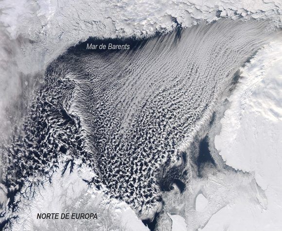 Las largas calles nubosas en el mar de Barents captadas por el satélite Aqua de la NASA el 15 de marzo de 2018.