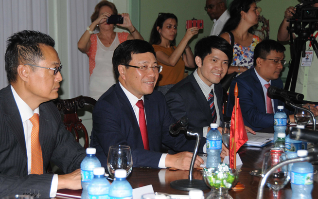 Pham Binh Minh (centro izq.), viceprimer ministro y ministro de Relaciones Exteriores de Vietnam, durante el encuentro con su homólogo cubano, Bruno Rodríguez Parrilla, en la sede del Ministerio de Relaciones Exteriores (MINREX), en La Habana, Cuba, el 20 de mayo de 2019. 