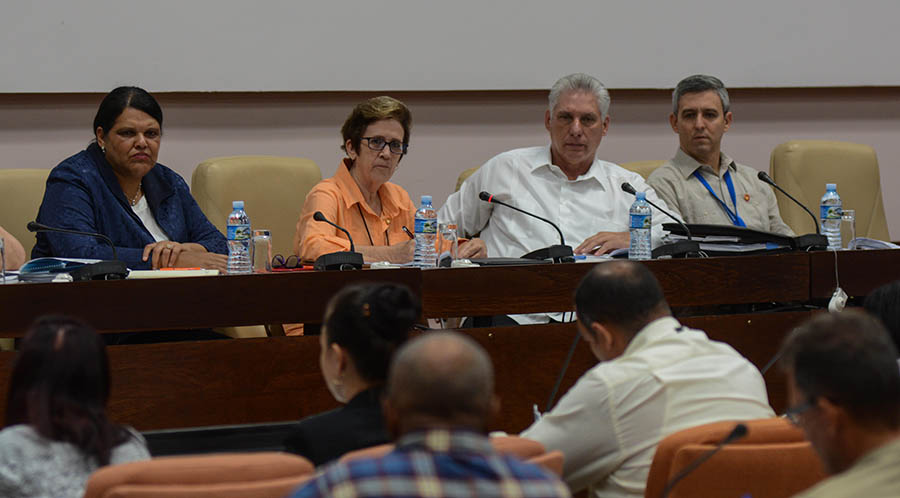 Asiste Díaz-Canel a sesión de comisión parlamentaria de Atención a los servicios