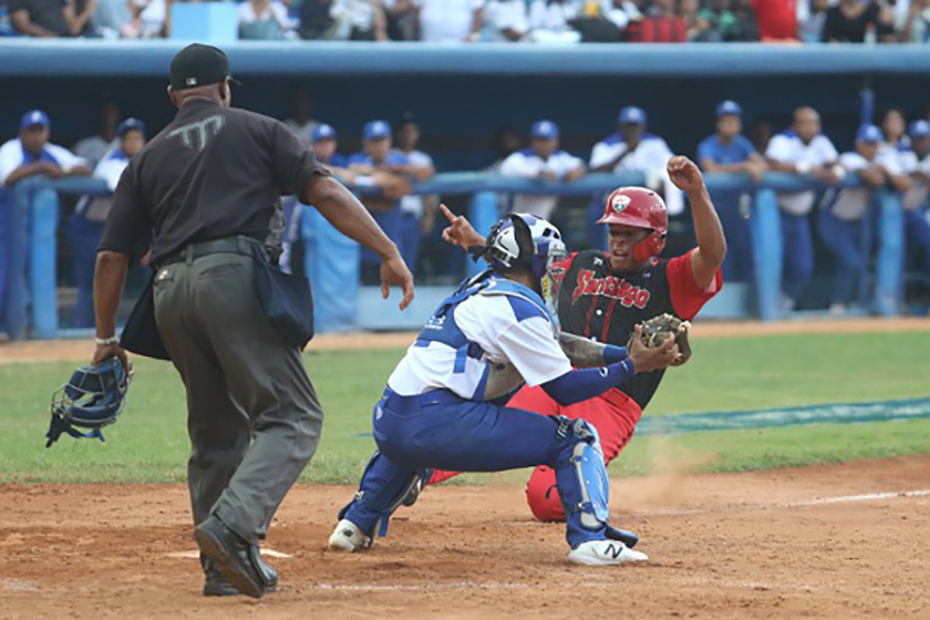 juego Leones vs. Avispas 