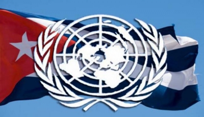 Bandera cubana y logo de la ONU