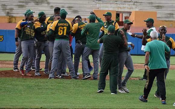 El equipo de Pinar el Río celebra la victoria. Foto: Carlos Rodríguez/periódico Vanguardia