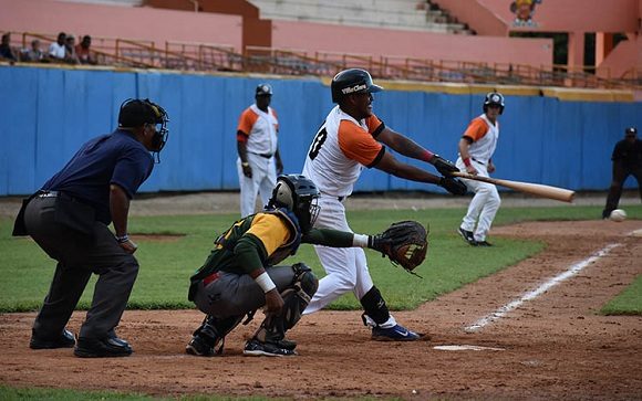 En el estadio Augusto César Sandino, Villa Clara cede ante Pinar del Río, en extra innings. Foto: Carlos Rodríguez /periódico Vanguardia.