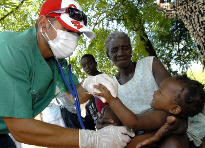 Médico cubano atendiendo paciente