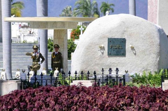 Soldados de la Unidad Militar 1953, realizan el cambio de la Guardia de Honor al Héroe Nacional José Martí, y al Comandante en Jefe Fidel Castro Ruz, en el cementerio Santa Ifigenia de Santiago de Cuba. Foto: Miguel Justiz / ACN