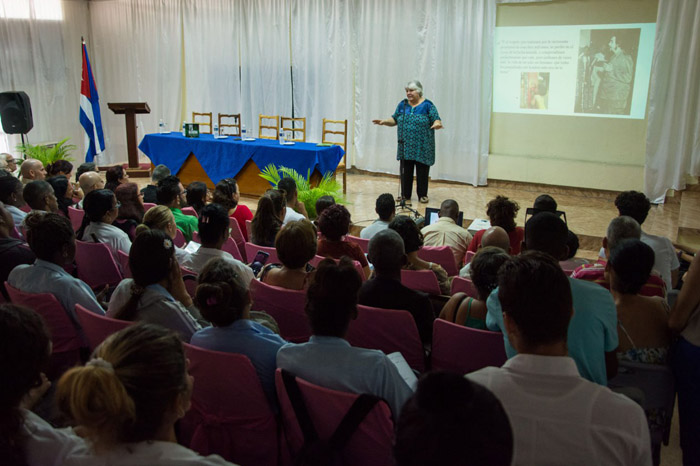 presentación de Che y la medicina, libro imprescindible para los jóvenes