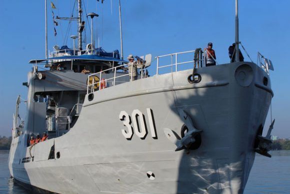 Arriba buque de la armada dominicana con ayuda para damnificados