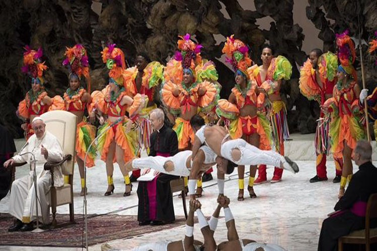 El Papa Francisco disfrutando de la actuación de artistas circenses cubanos El Papa Francisco disfrutando de la actuación de artistas circenses cubanos