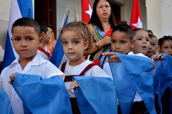 Cerca de 130 mil escolares cubanos se inician hoy como pioneros