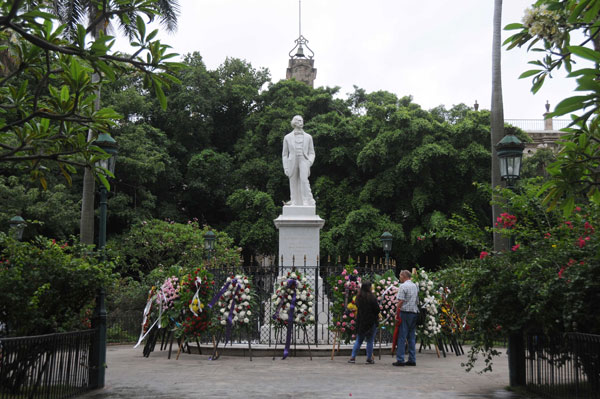 Depositan ofrendas florales ante el monumento al Padre de la Patria, Carlos Manuel de Céspedes, en la capitalina Plaza de Armas