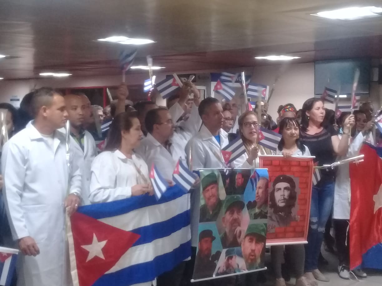 En la Patria primer grupo de médicos cubanos que prestaban asistencia en Bolivia