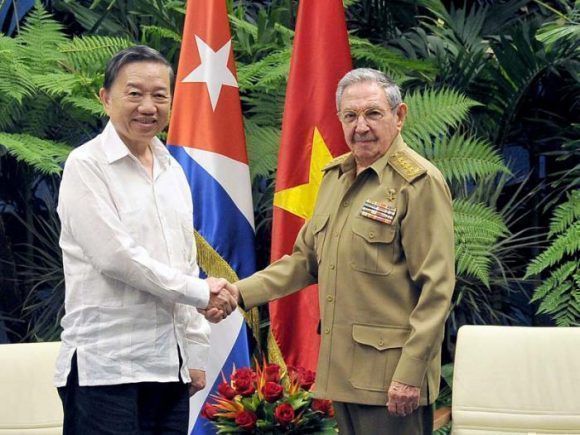 Raúl Castro Ruz y To Lam
