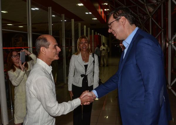 Aleksandar Vucic (D), presidente de la República de Serbia, es recibido por Rogelio Sierra Díaz (I), Viceministro cubano de Relaciones Exteriores, a su arribo al Aeropuerto Internacional José Martí, en La Habana