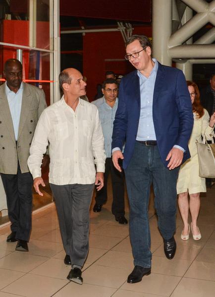 Aleksandar Vucic (D), presidente de la República de Serbia, es recibido por Rogelio Sierra Díaz (I), Viceministro cubano de Relaciones Exteriores, a su arribo al Aeropuerto Internacional José Martí, en La Habana, Cuba, el 13 de diciembre de 2017. ACN FOTO/Marcelino VÁZQUEZ HERNÁNDEZ
