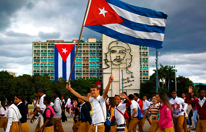 Jóvenes cubanos en la Plaza de la Revolución
