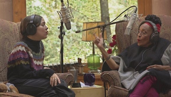 Omara Portuondo y Natalia Lafourcade. Foto: screen del audiovisual Tú me acostumbraste.